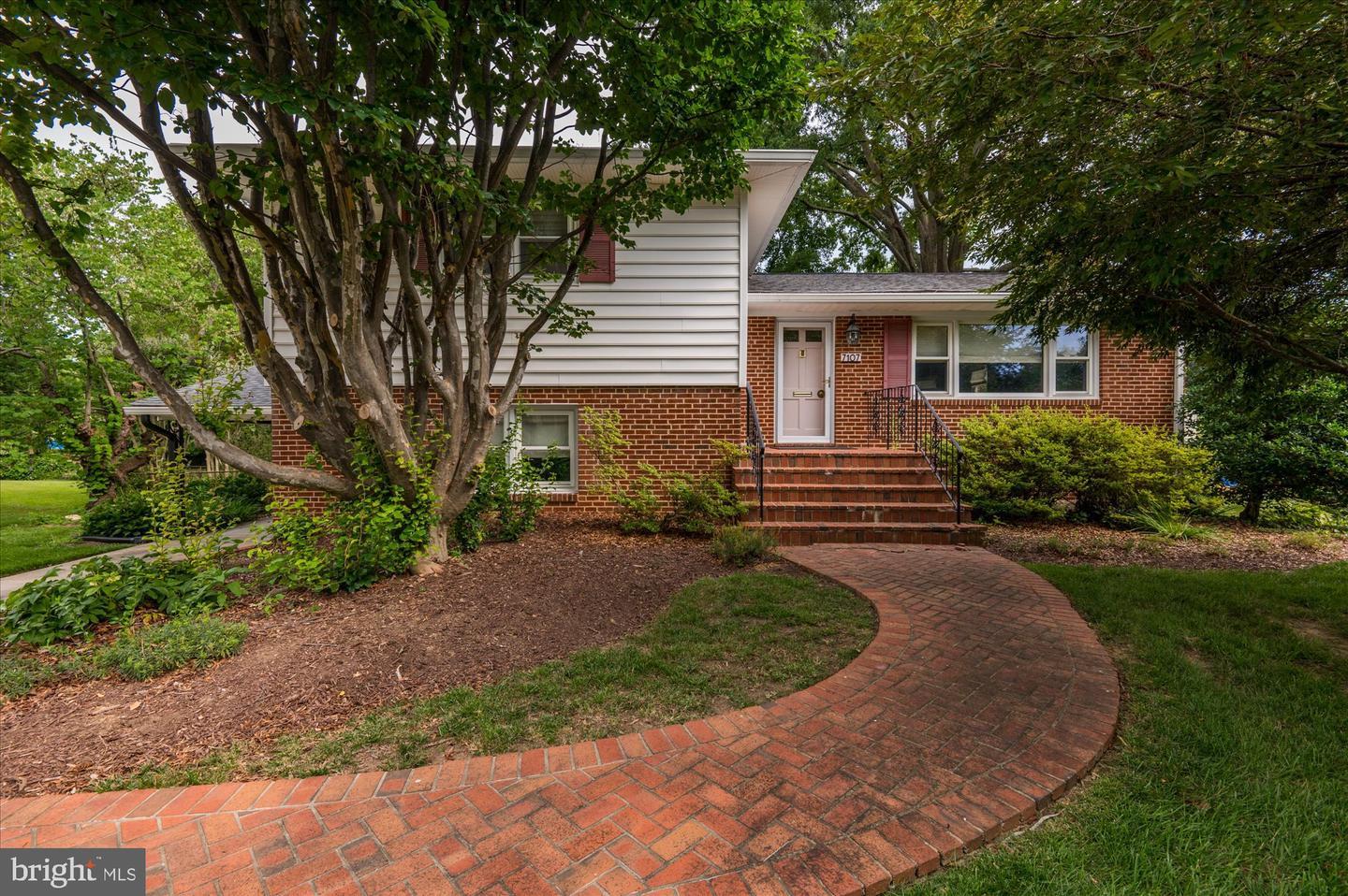 For Rent - Beautifully Updated 4-Level Split level S/H in McLean