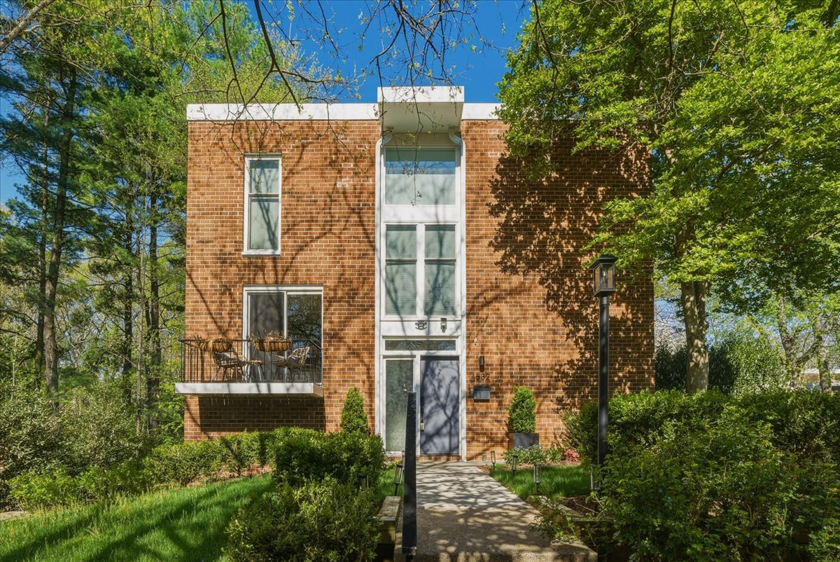 Beautifully renovated all-brick end-unit townhome in Reston