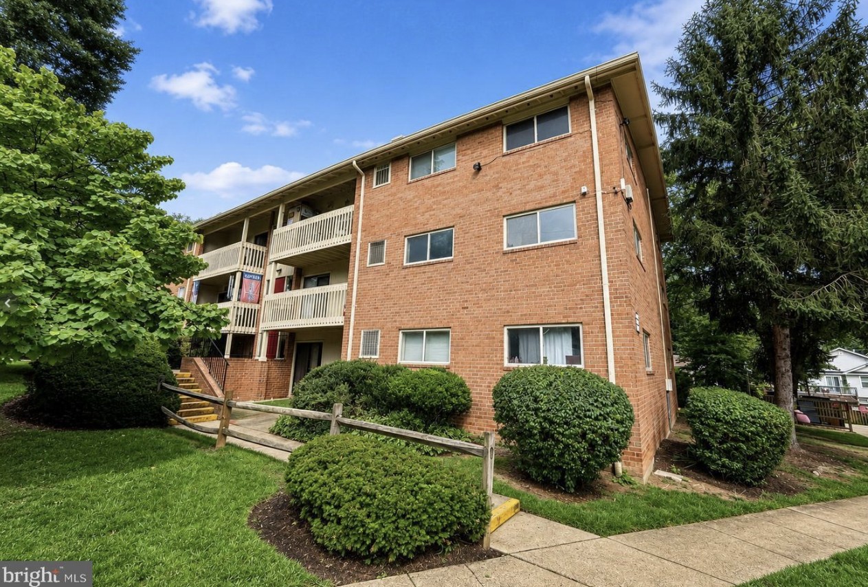 One of the lowest condo fees in Annandale